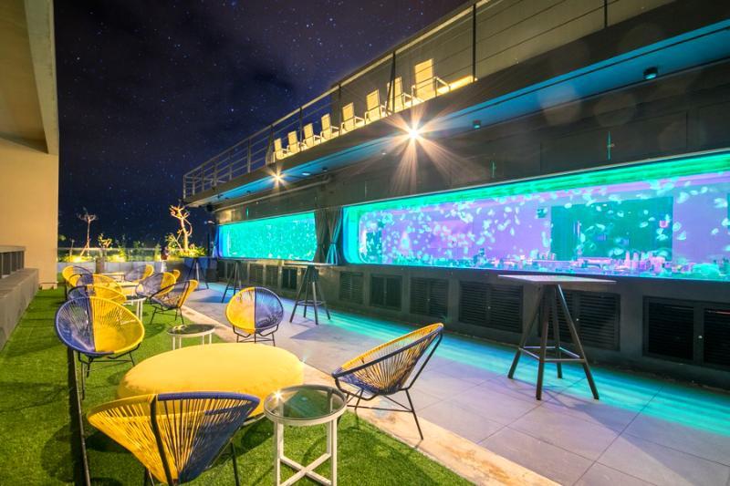 I'M Hotel - Multiple Use Hotel Makati City Exterior foto The rooftop bar