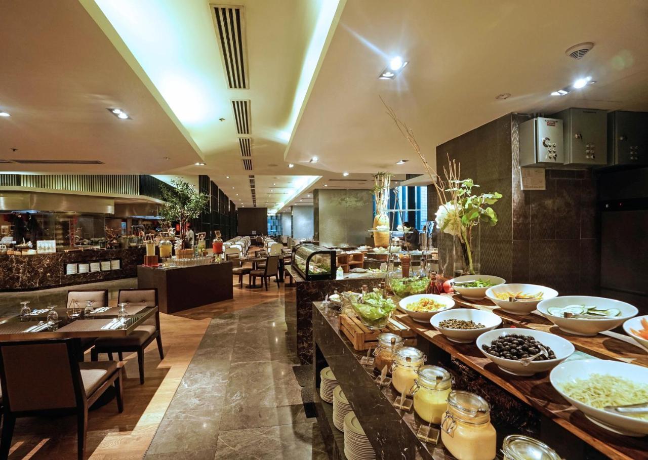 I'M Hotel - Multiple Use Hotel Makati City Exterior foto The buffet at the hotel's restaurant, The Square